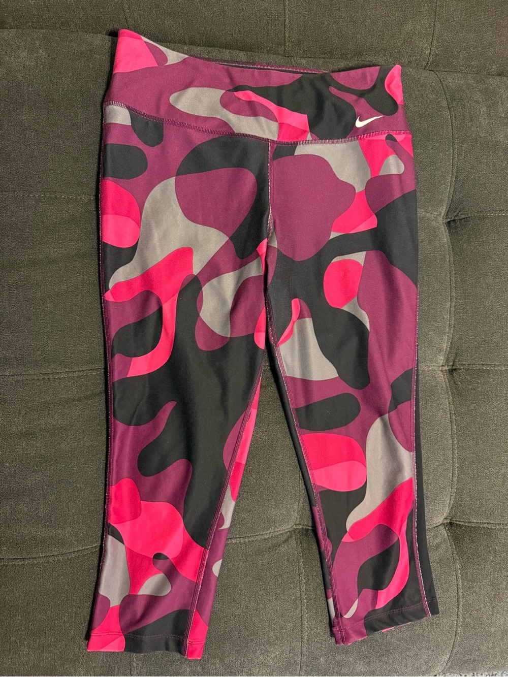 Nike Legend 2.0 Mega Liquid Capri Leggings - Size M